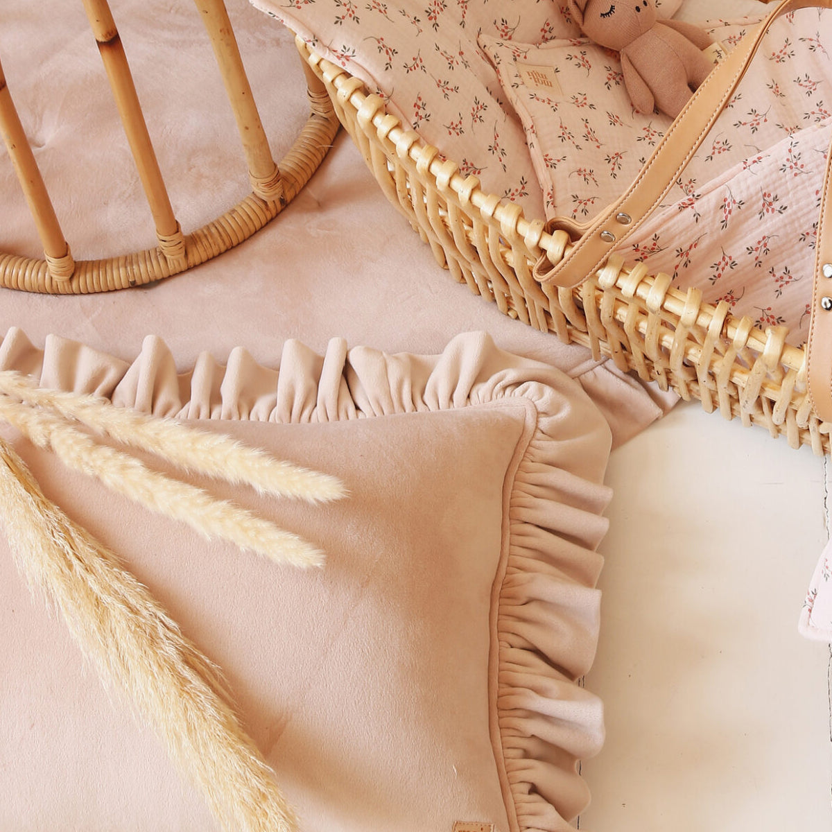 Decoración de cuarto de niña romántica con almohada de volantes