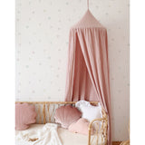 Decoración de la habitación de niña con dosel de cama rosa