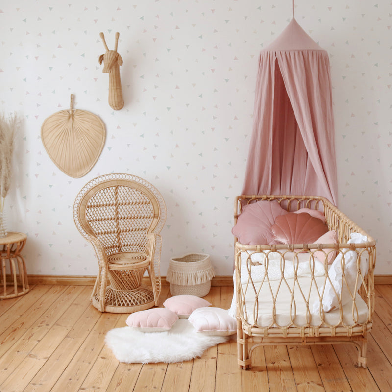 Elegante interior de la habitación del bebé recién nacido con cama colgando  con dosel blanco con cuna