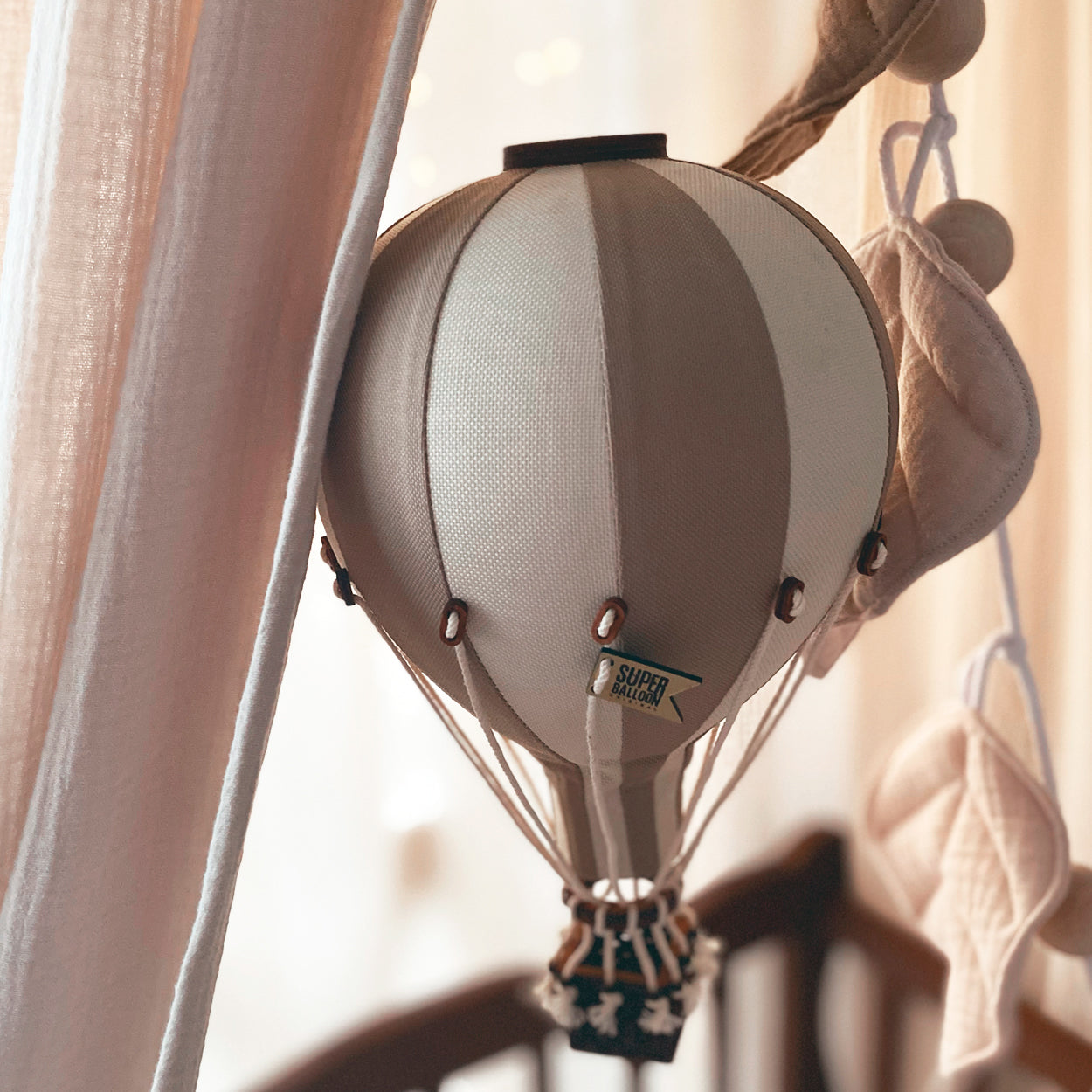 Globo colgante para decorar cuartos de bebés color beige y crudo