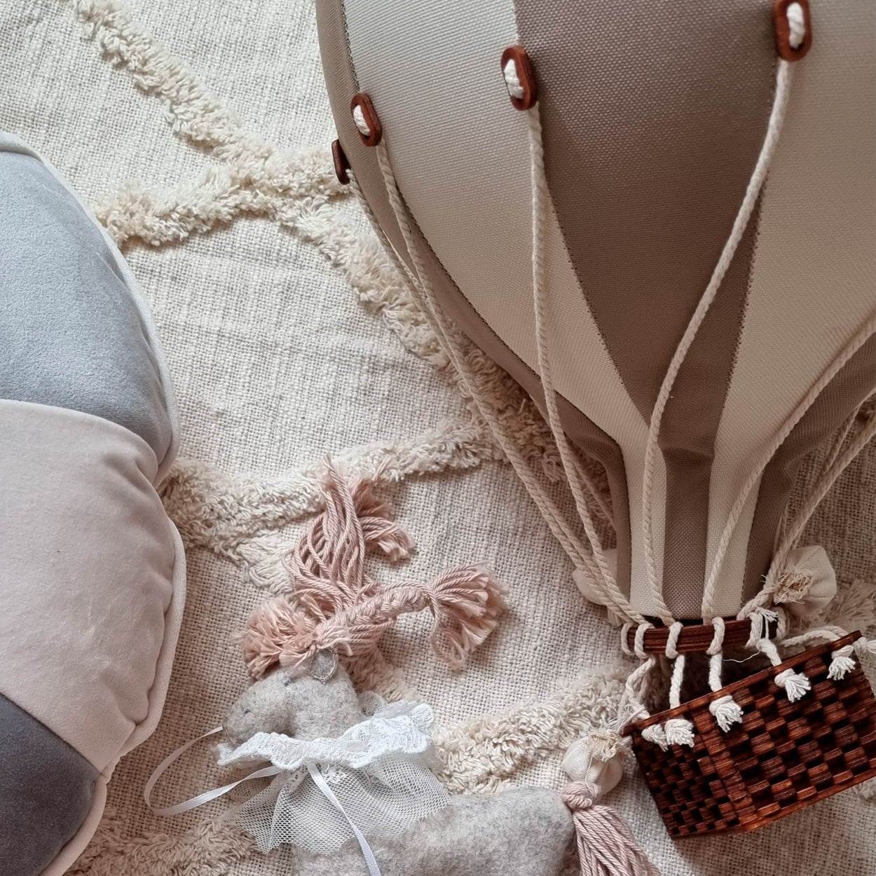 Globo colgante decorativo infantil beige y crudo vintage