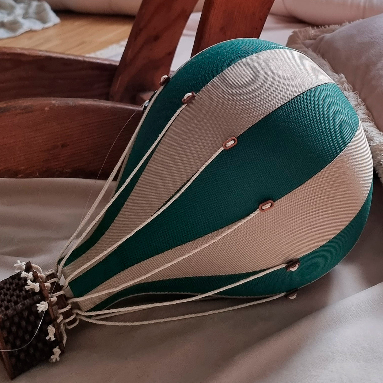 Globo colgante verde y beige