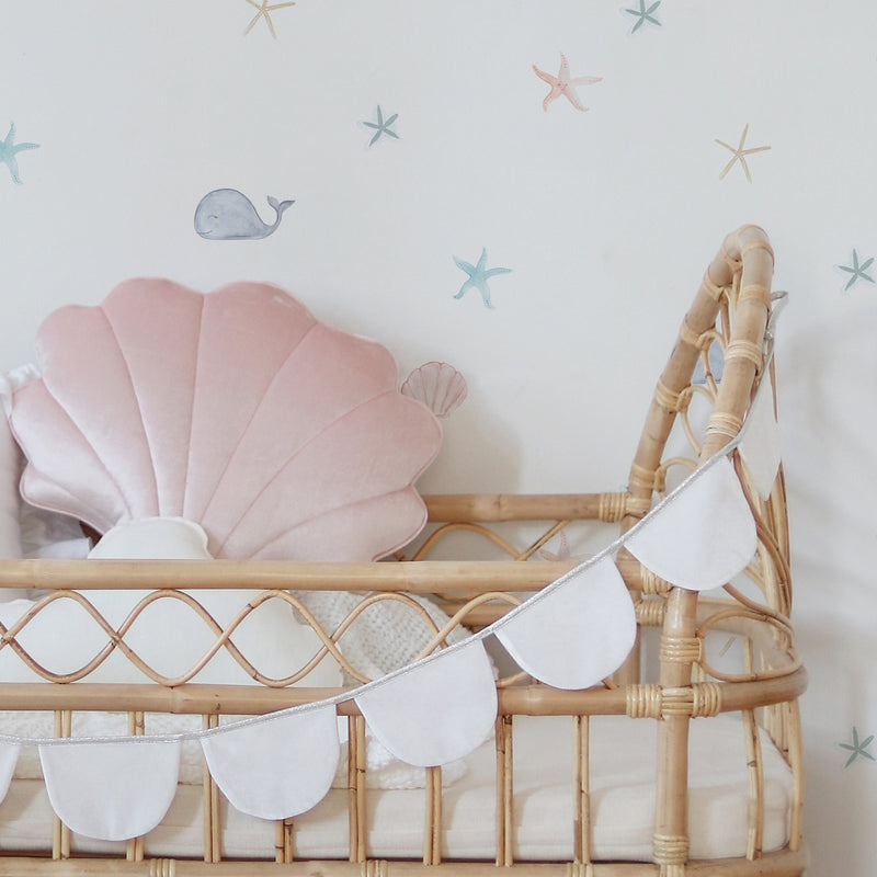 Guirnalda blanca para decoración del cuarto del bebé