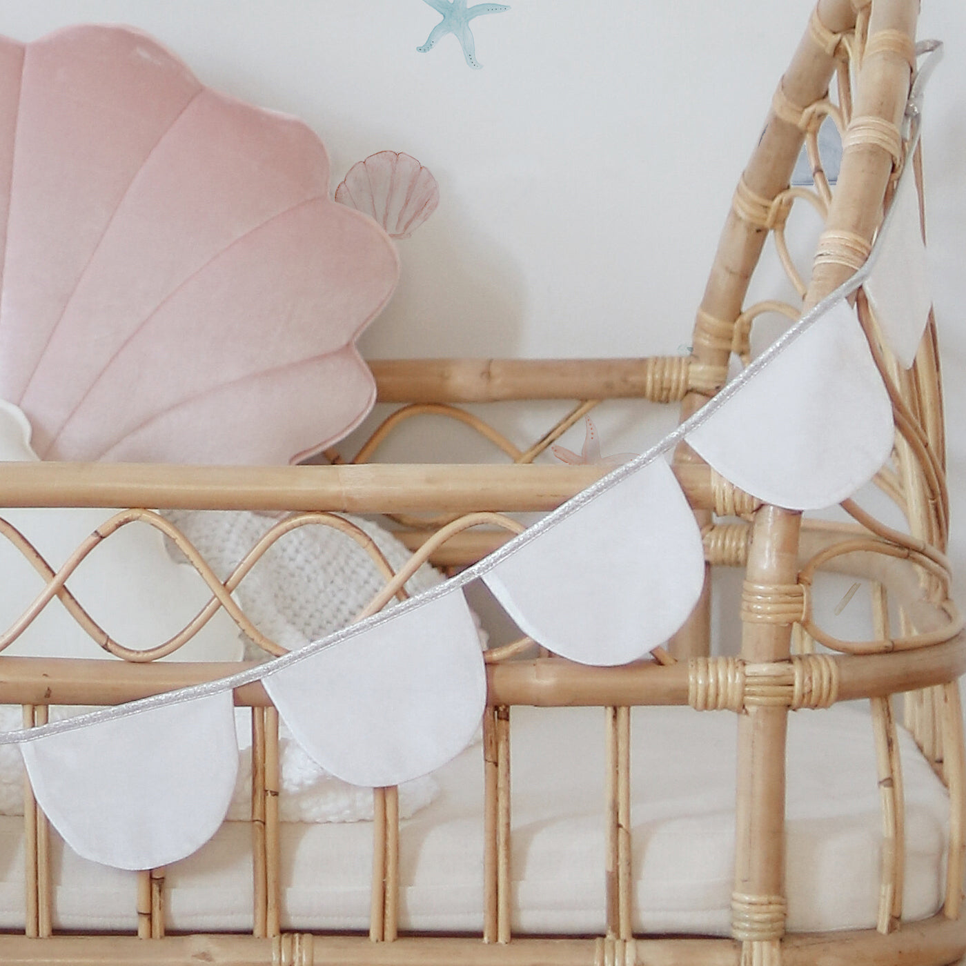 Guirnalda media luna blanco perla para decoración infantil