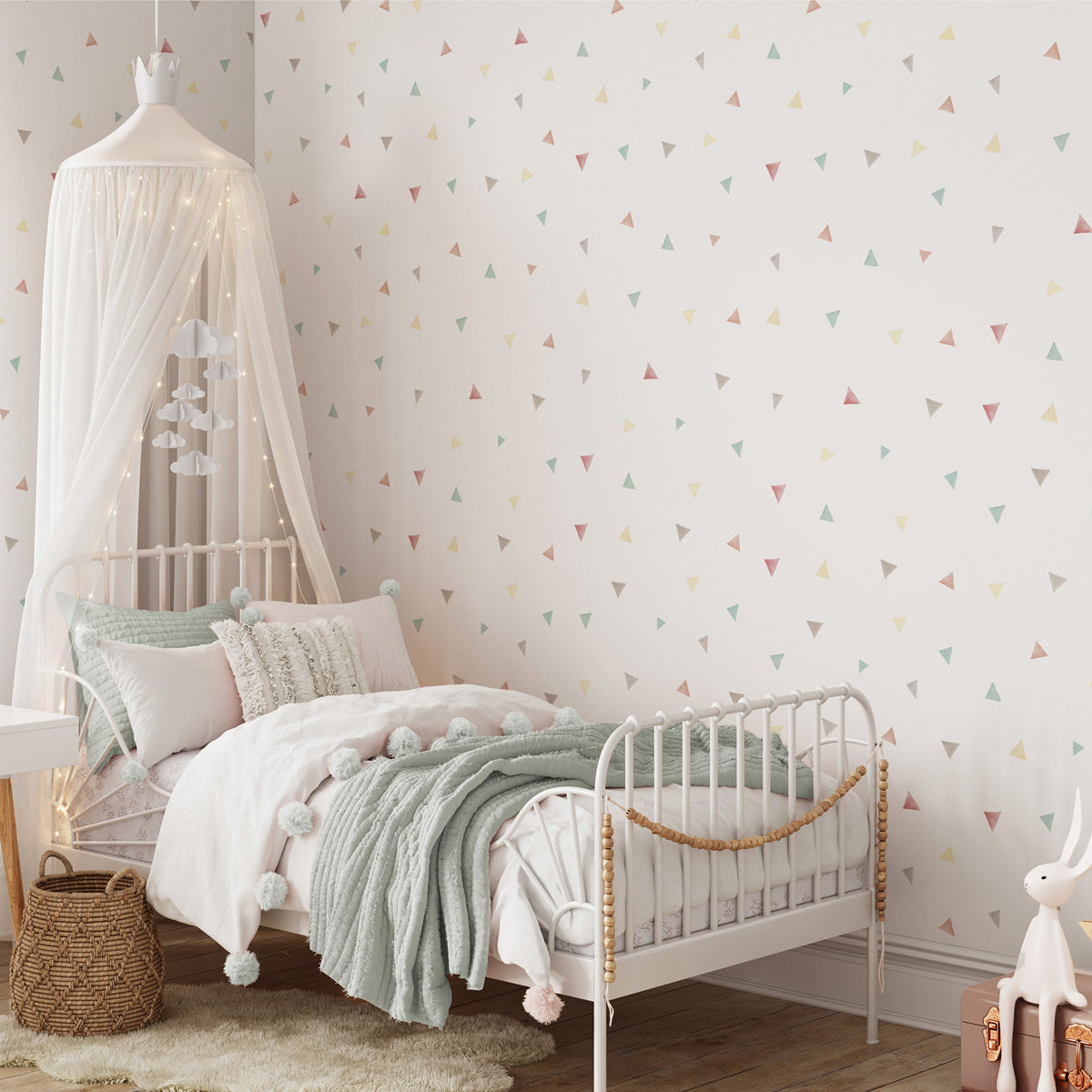 Habitación infantil con decoración alegre y papel pintado de triángulos rosa