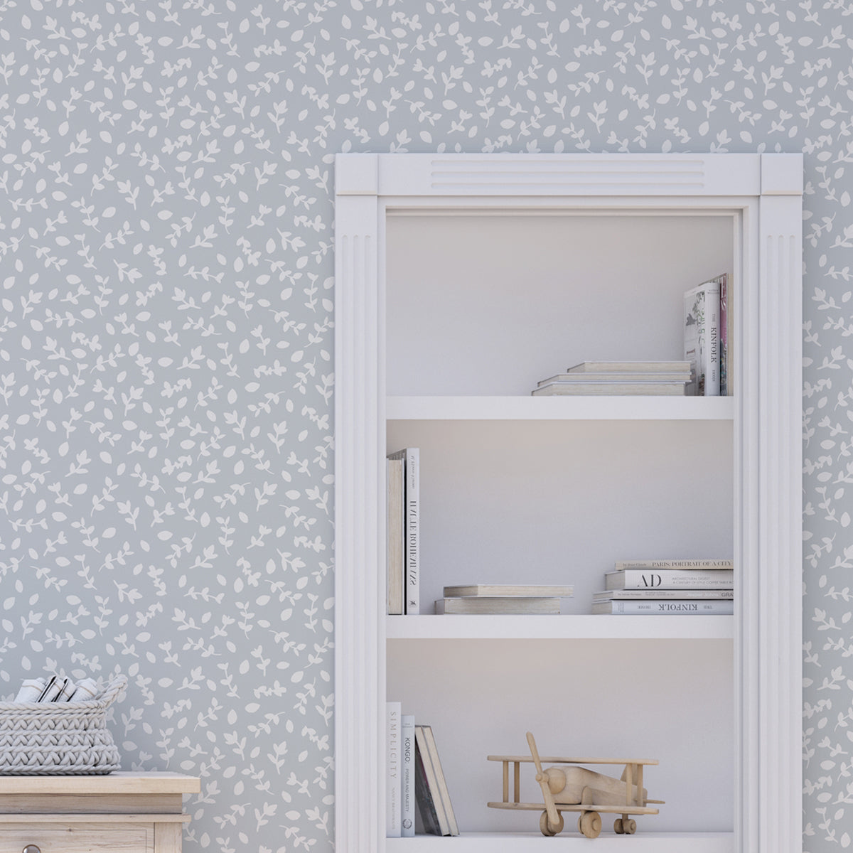 Habitación infantil con decoración de papel pintado ramitas azul y blanco